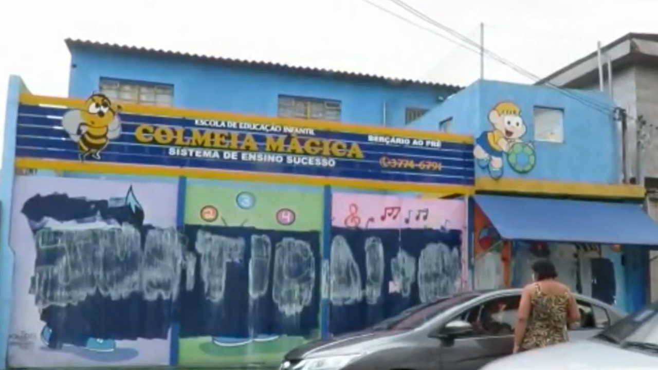 Diretora de escola acusada de maus-tratos e tortura infantil se entrega