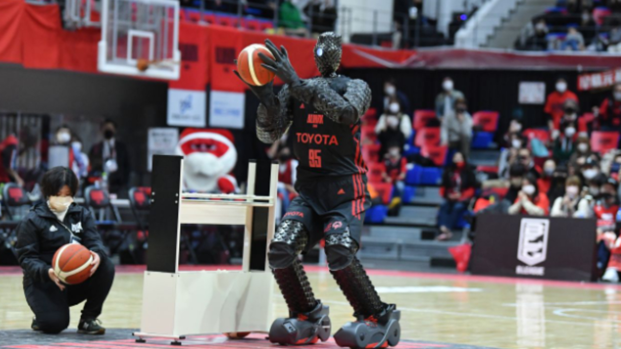 Robô jogador de basquete acerta mais de 2 mil arremessos e aprende a driblar