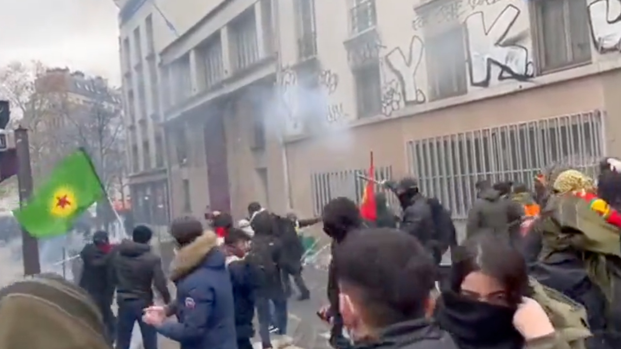Suspeito de assassinar curdos em Paris admite ter ‘ódio pelos estrangeiros’