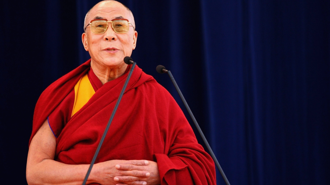 Dalai Lama celebra 88 anos após polêmica com criança: ‘Pareço ter apenas 50’