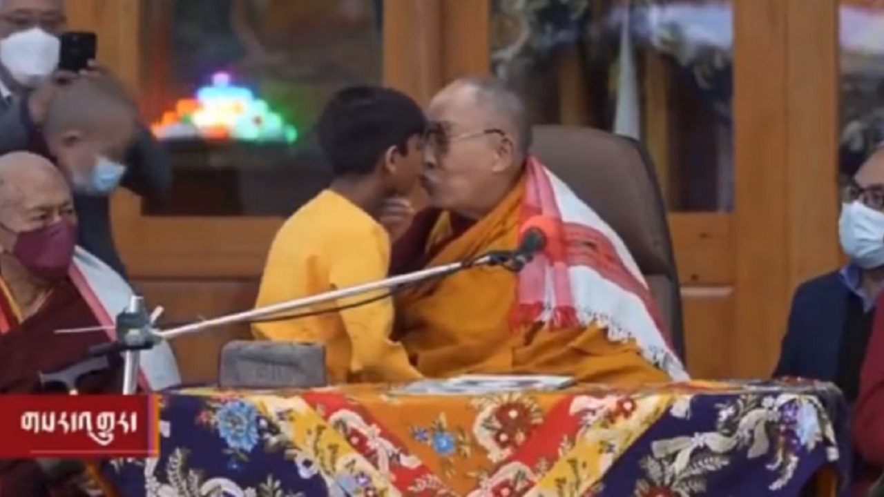 Dalai Lama se desculpa por pedir para criança ‘chupar sua língua’