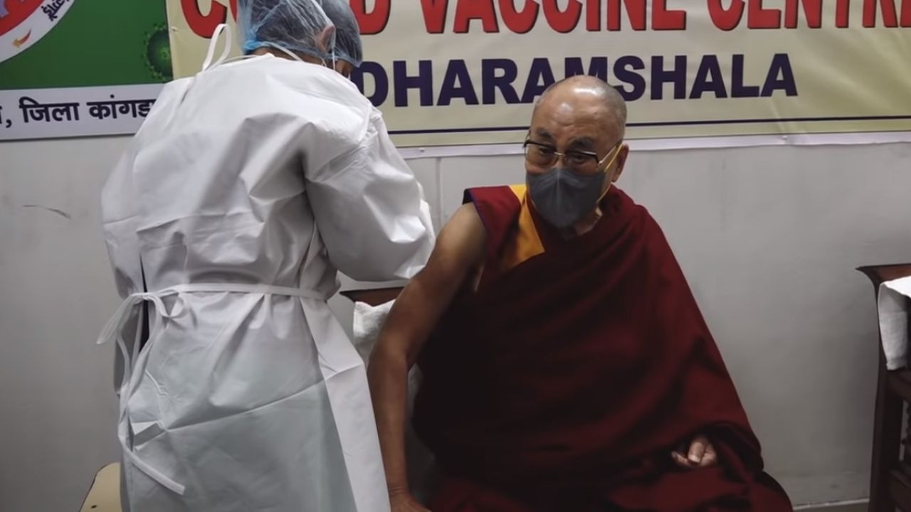“É muito útil”, diz Dalai Lama após ser vacinado contra a covid-19