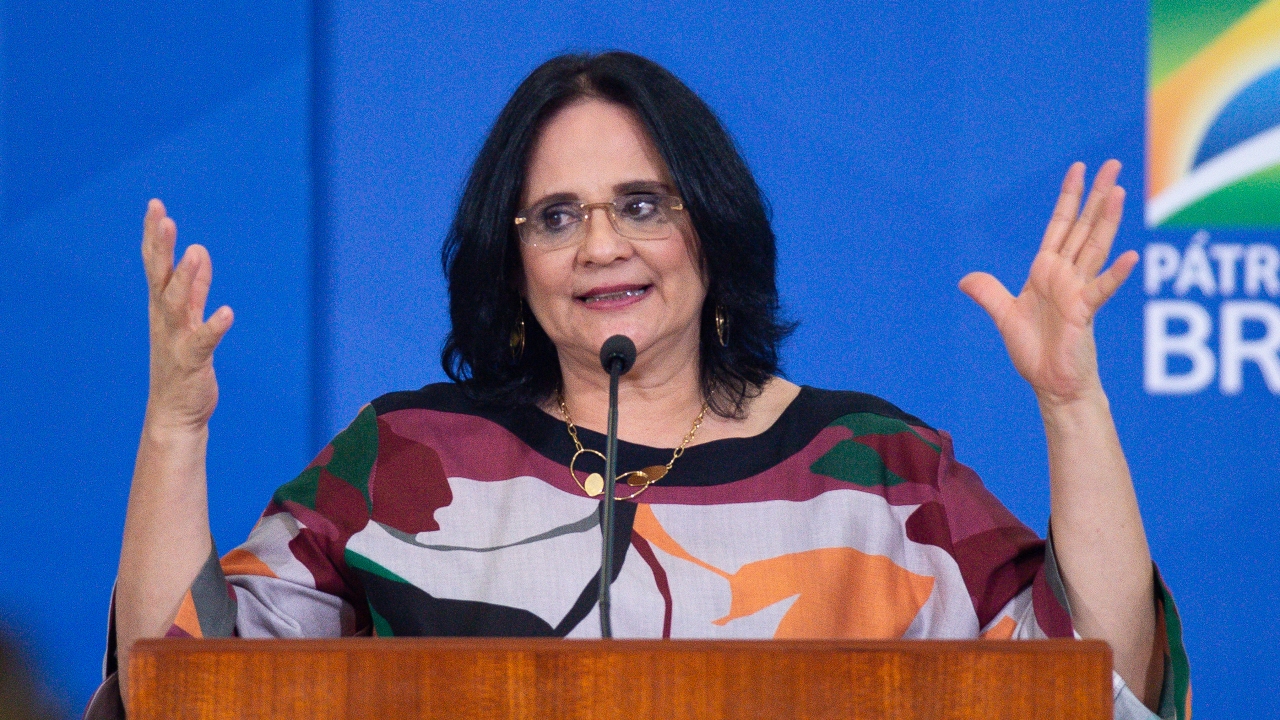Damares Alves está com Covid-19, afirma ministério