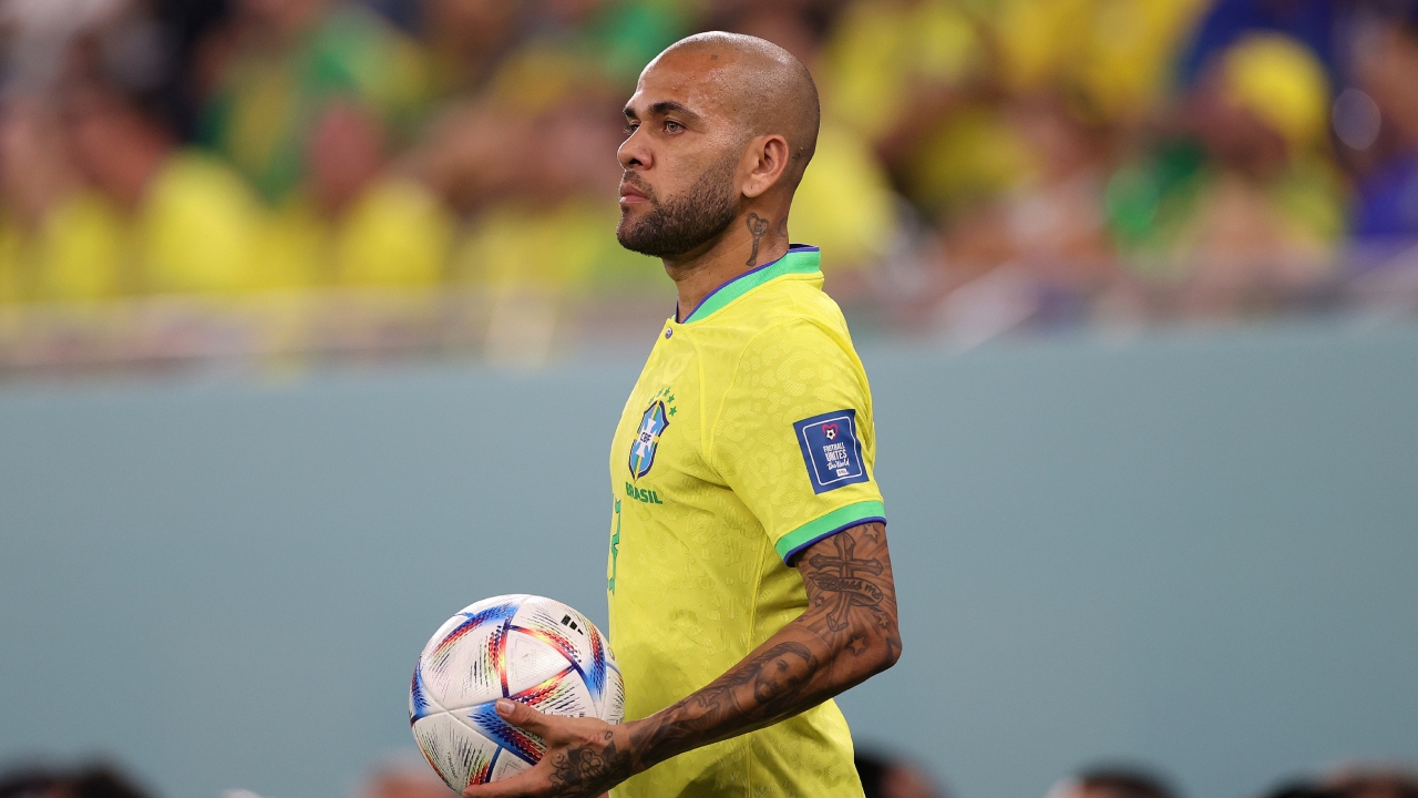 Denúncia de assédio sexual: Daniel Alves se explica após acusação