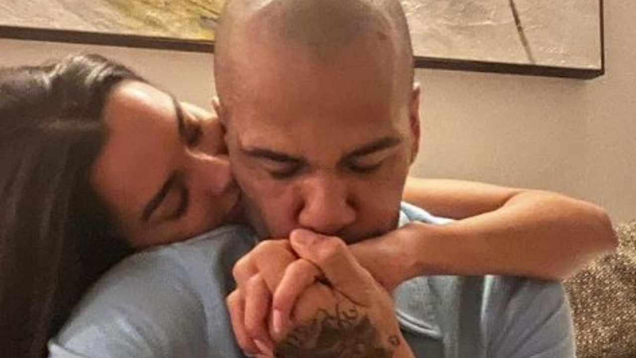 Em post, esposa de Daniel Alves responde jornal e nega apoio ao jogador