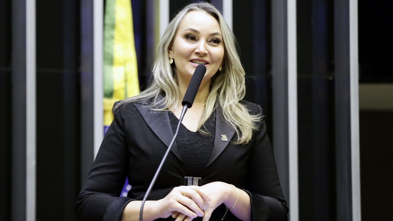 Depois de ser cobrada por um posicionamento, governadora de SC afirma ser contrária ao nazismo