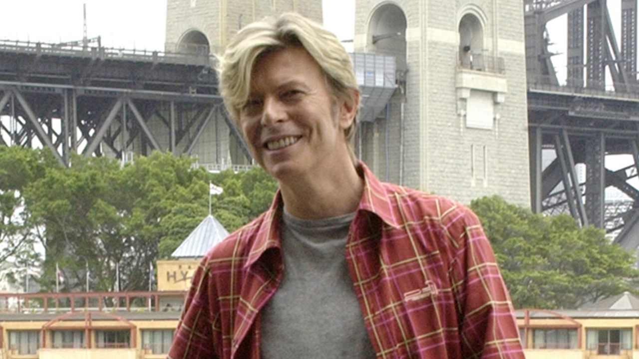 Comprada por 20 reais, pintura de David Bowie é vendida por 435 mil