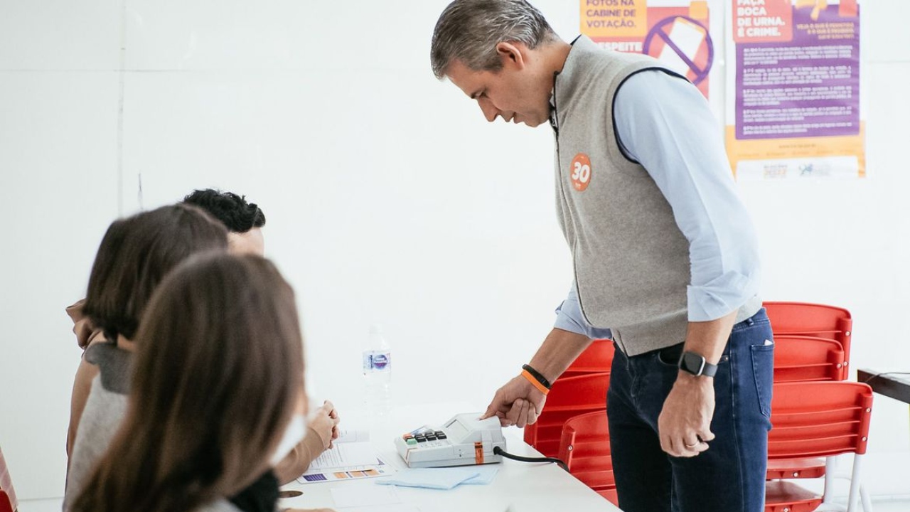 Felipe D’Avila vota em escola na capital paulista