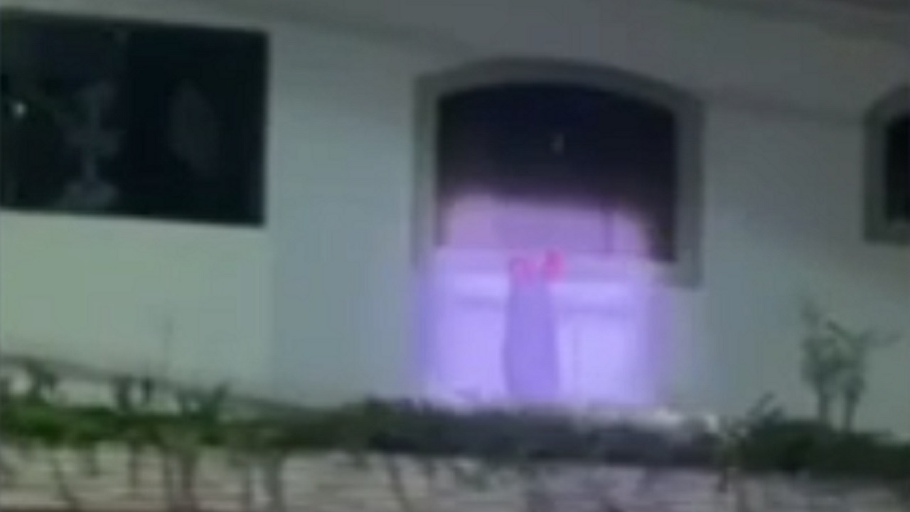 Decoração macabra de Halloween faz polícia ser acionada em Praia Grande