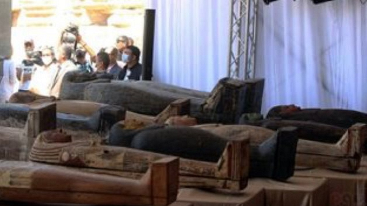 Egito anuncia a descoberta de 100 caixões humanos selados e 40 estátuas impressionantes