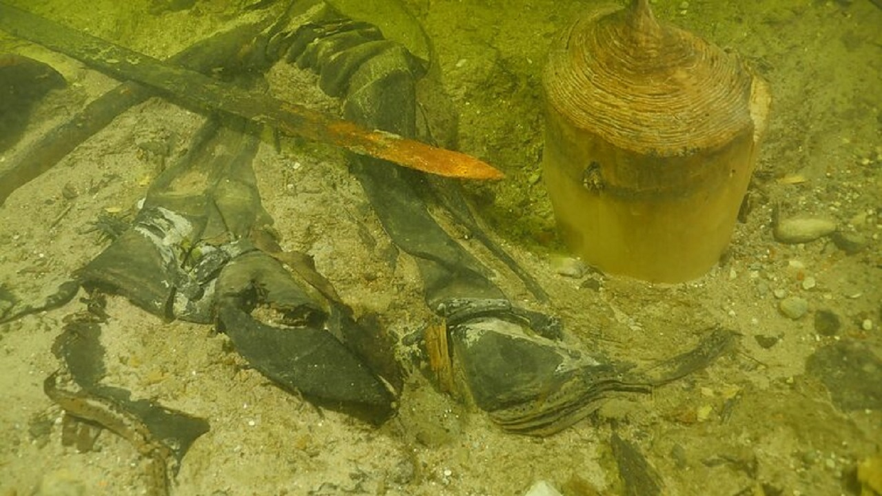 Restos de soldado do século 16 são encontrados em lago da Lituânia