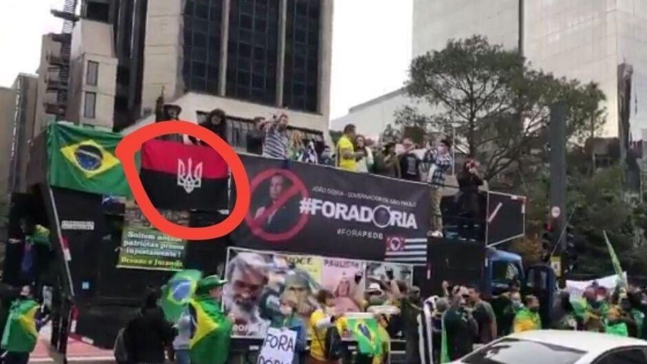 Durante manifestação na Avenida Paulista foram capturadas imagens de bandeira da Ucrânia