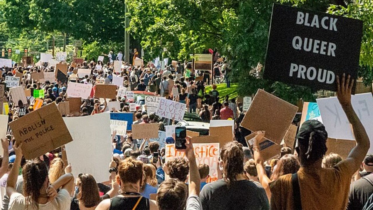 Homem branco faz blackface e é preso em Toronto, durante protesto antirracista