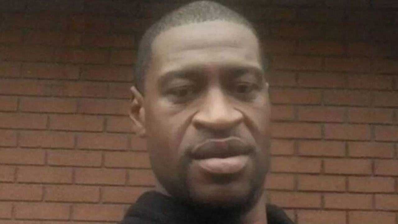 Dois homens que ironizaram a morte de George Floyd são punidos nos EUA