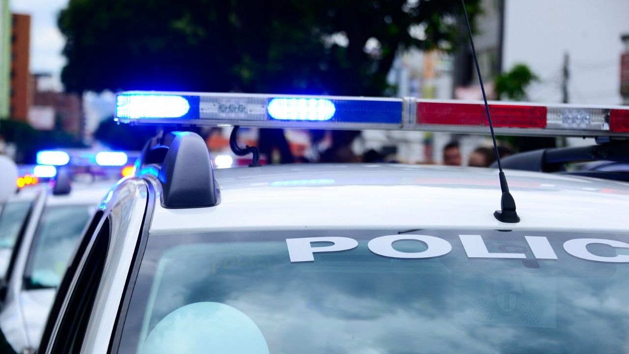 Garoto de 12 anos é preso depois de roubar carro nos Estados Unidos
