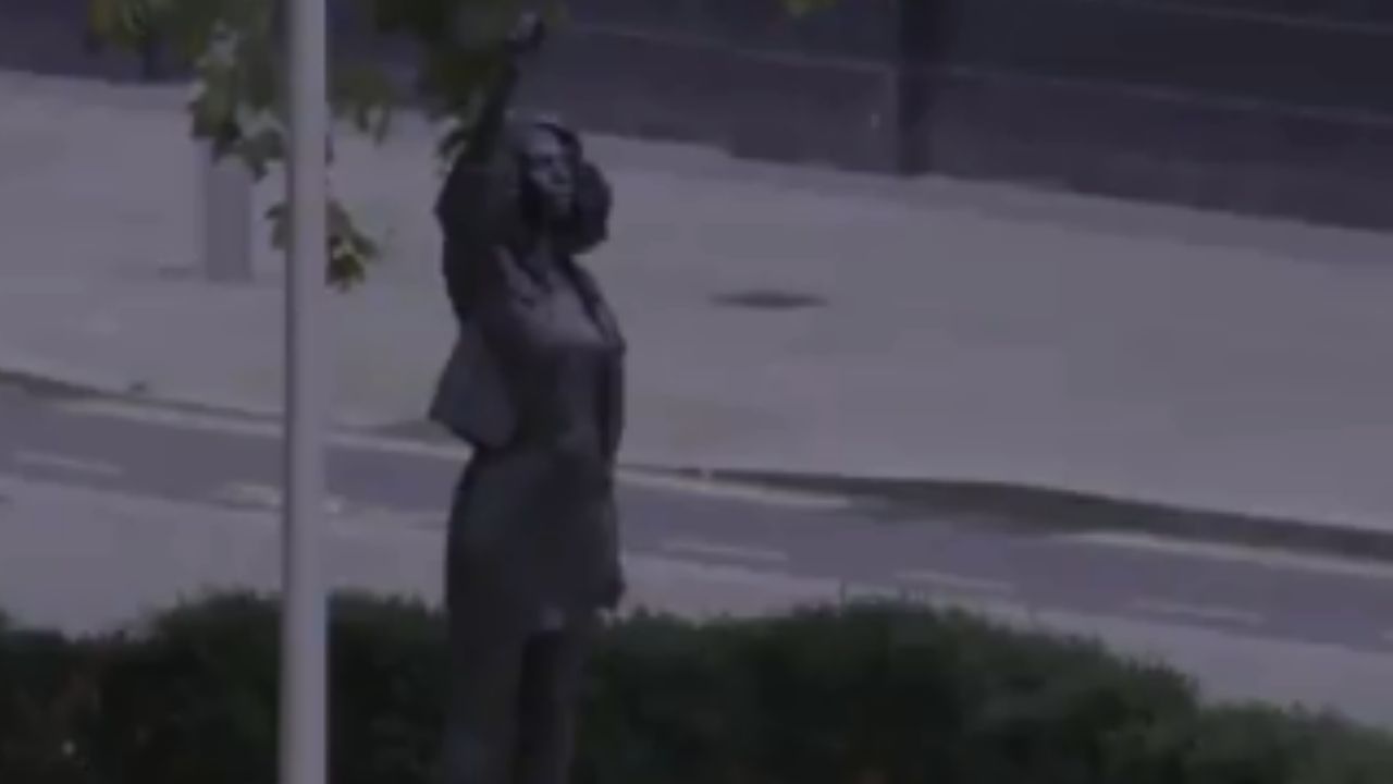Estátua que representava manifestante do Black Lives Matter é removida