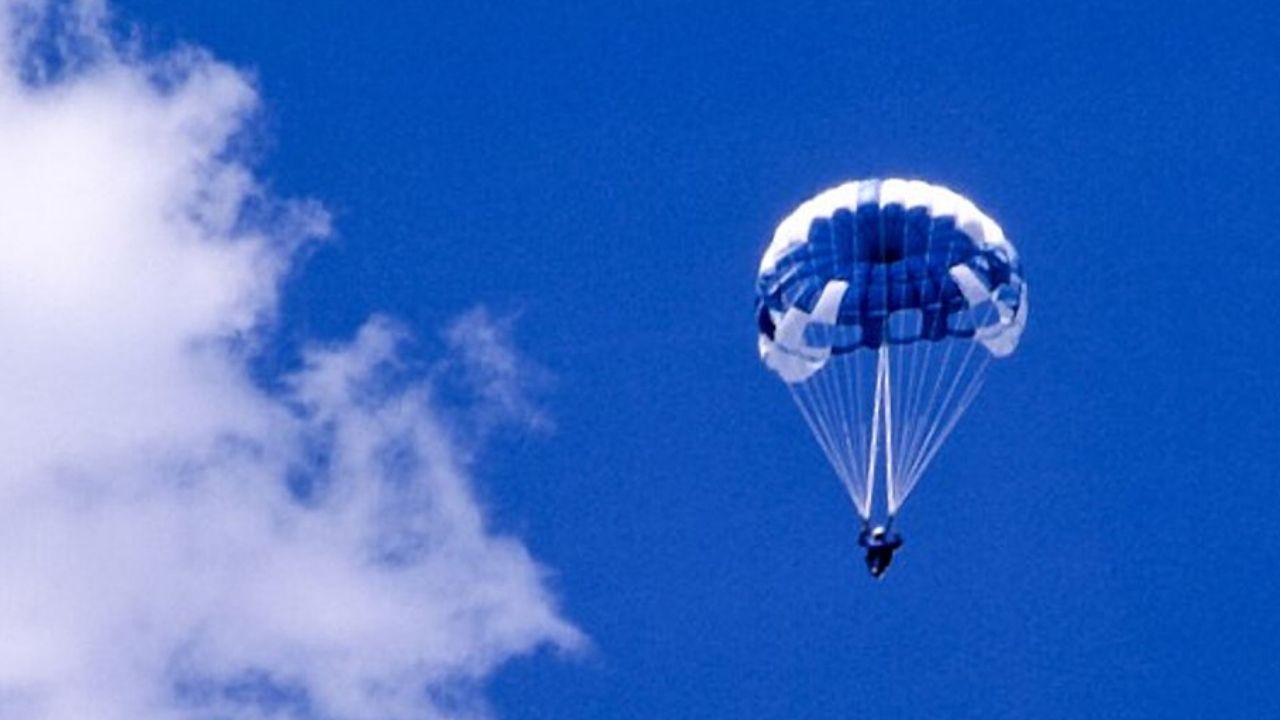 Na Austrália, homem morre por falha de paraquedas durante salto