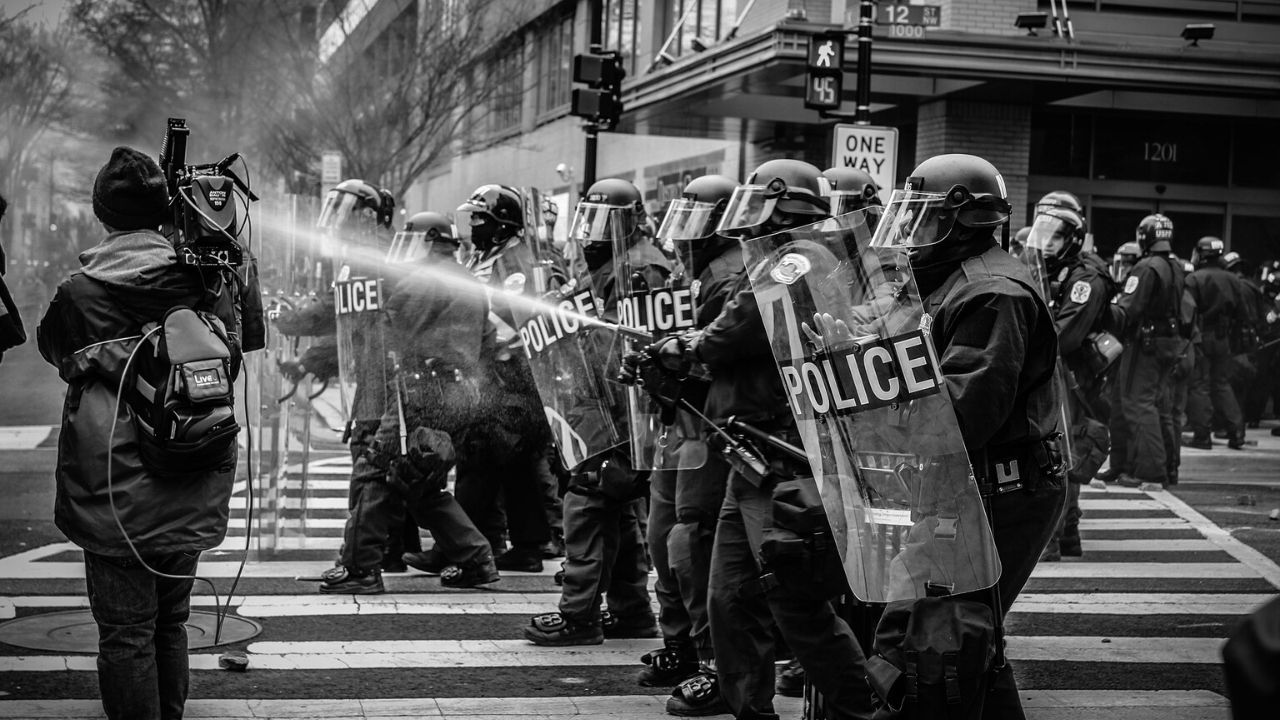 EUA: policiais e manifestantes entram em conflito durante protestos em Portland