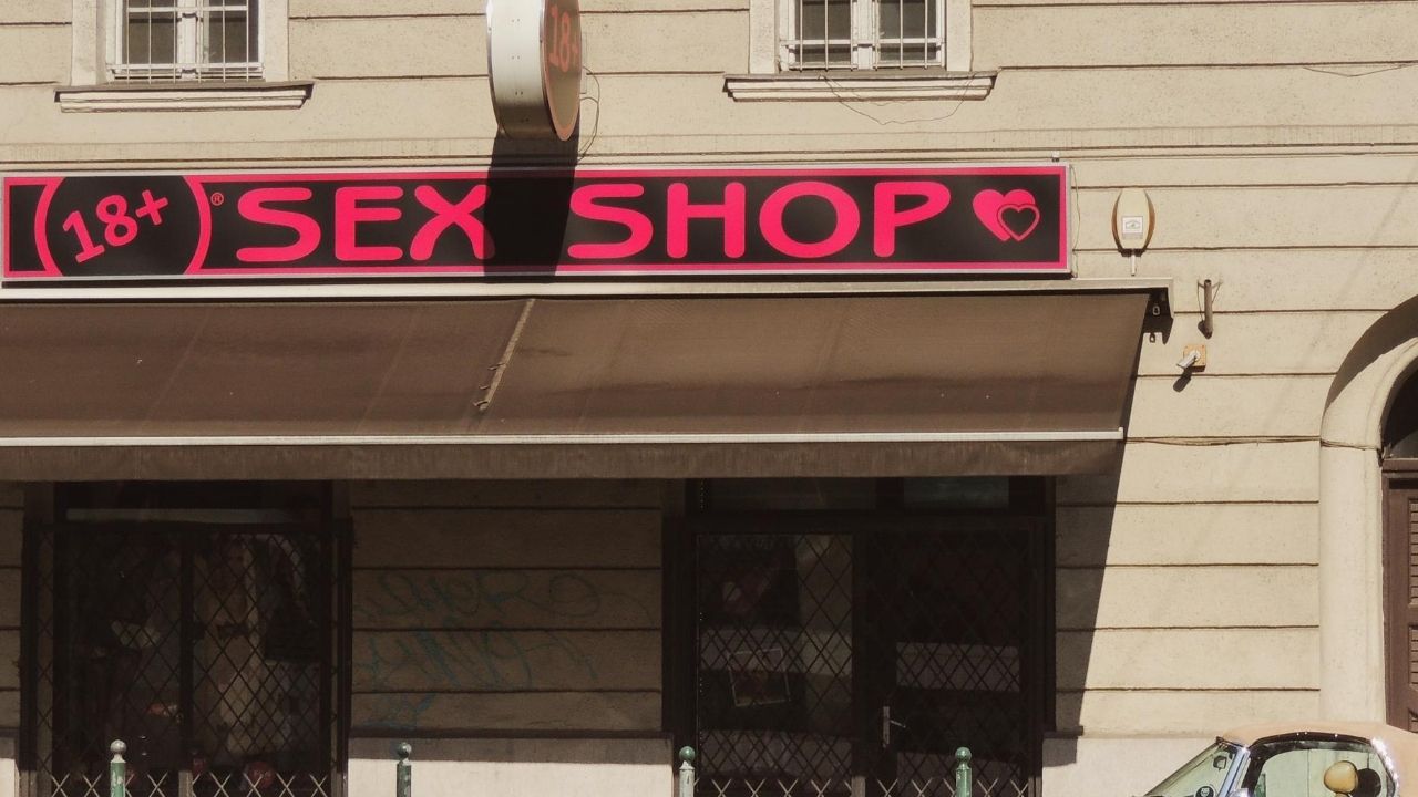 Após comprar vibrador, homem se descontrola com gerente de sex shop e acaba preso