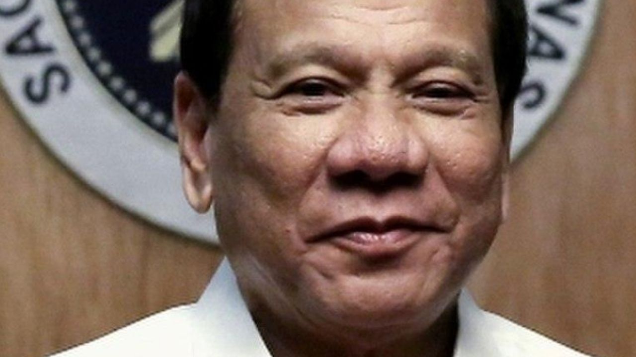 Presidente das Filipinas aconselha que a população do país lave suas máscaras com gasolina