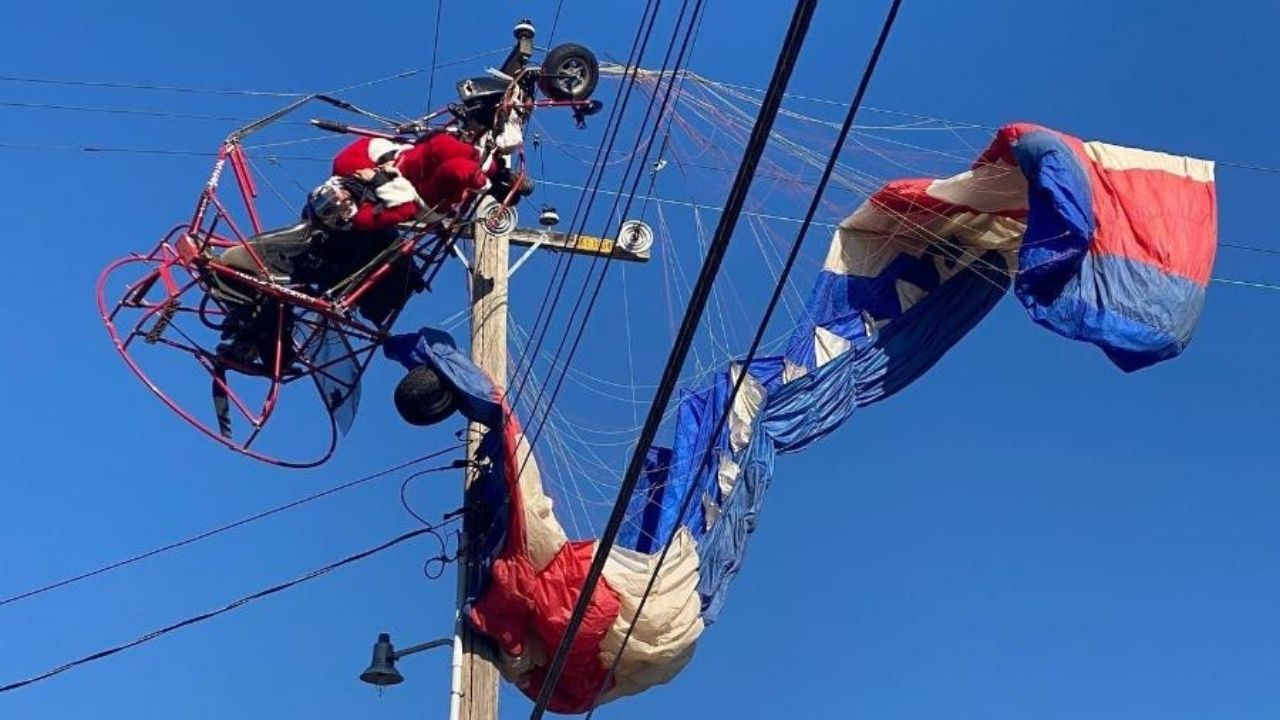 Na Califórnia, Papai Noel dirigindo um paramotor fica preso em fios elétricos
