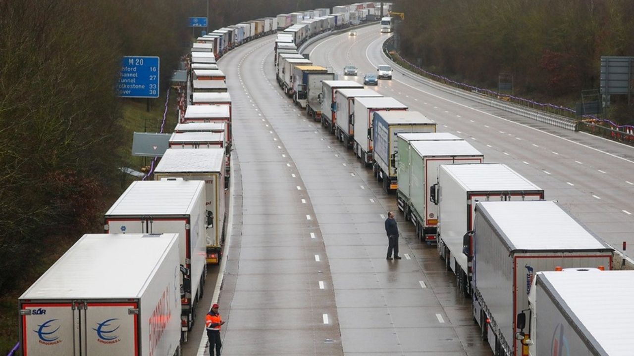 Filas de caminhões e possível crise de abastecimento: Nova cepa do coronavírus gera situação difícil na Inglaterra