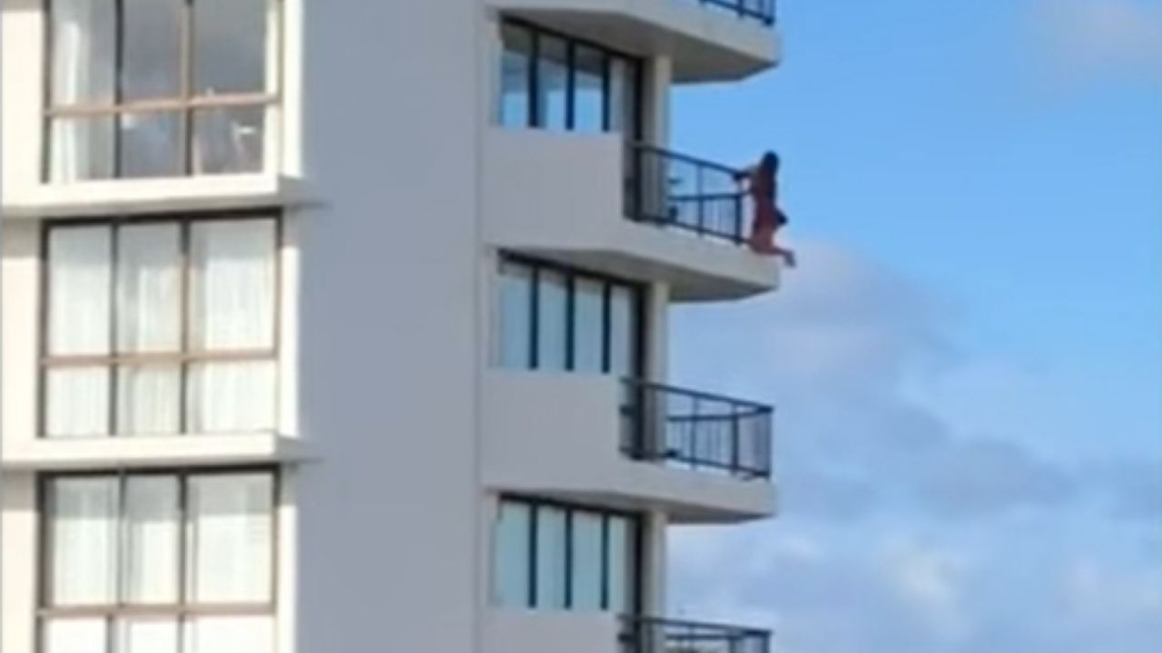 Tudo por uma fotografia: Na Austrália, mulher posa para fotos enquanto se pendura de sacada