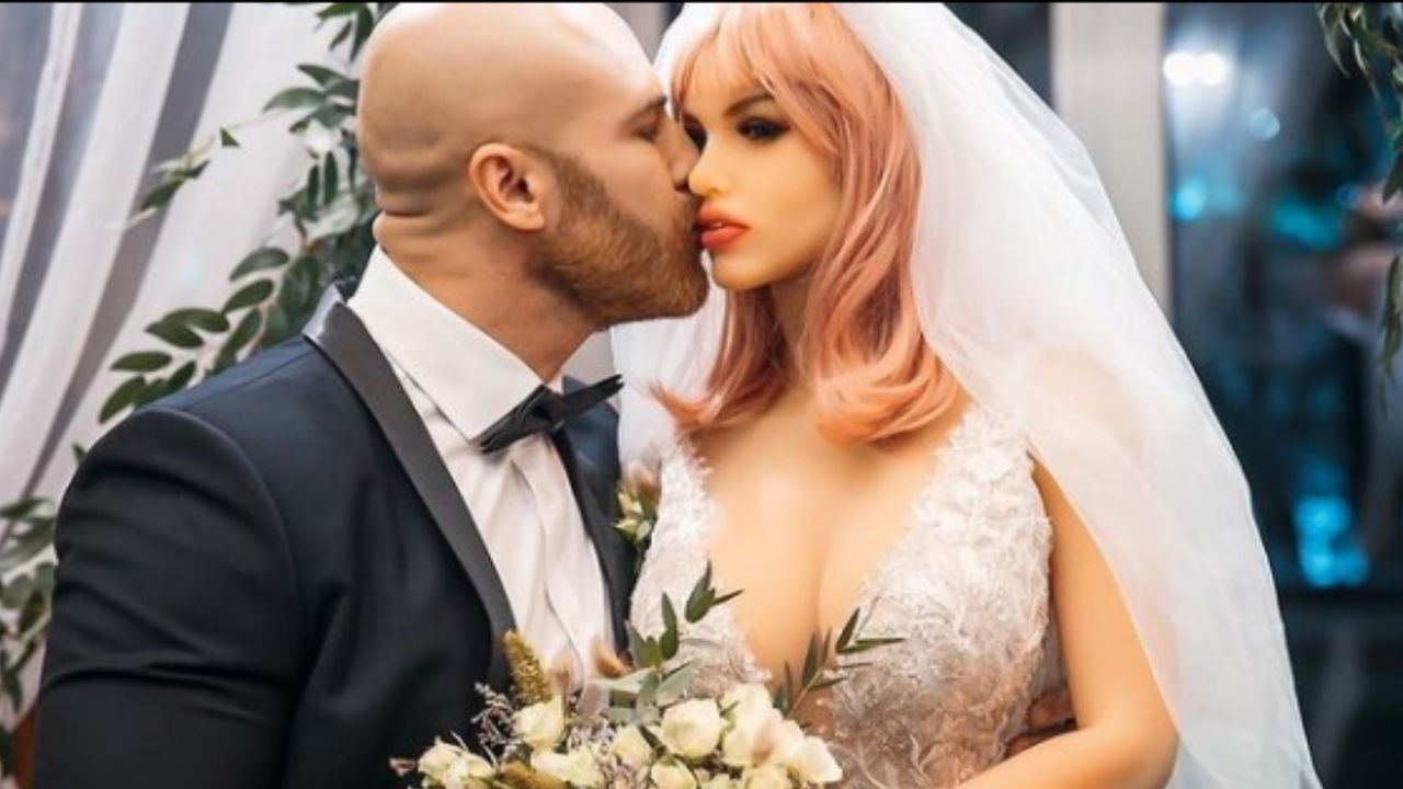 Fisiculturista casado com boneca inflável admite traí-la