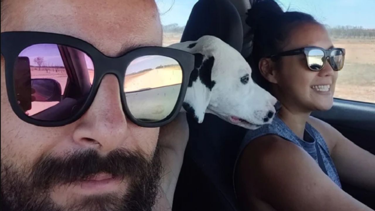 Casal fica preso em deserto australiano e quase morre antes de receber ajuda inesperada