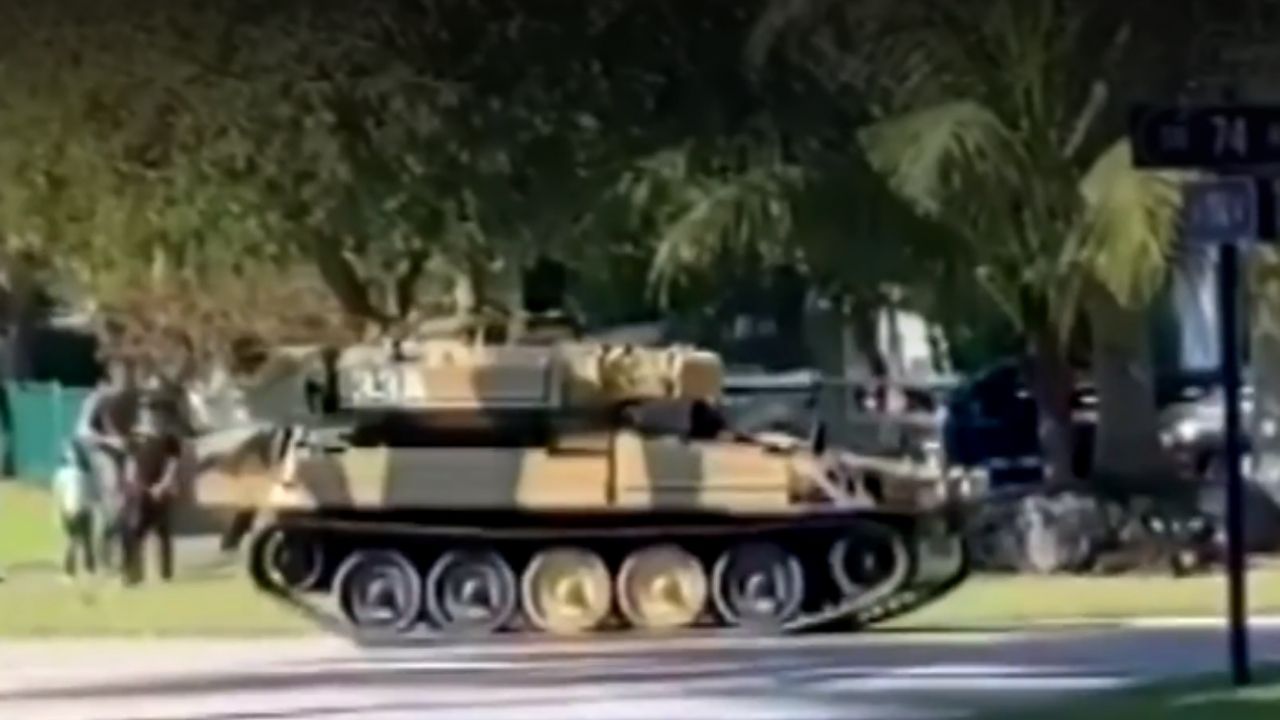 Na Flórida, homem dirige tanque em área civil, causando estragos e perturbação; veja o vídeo!
