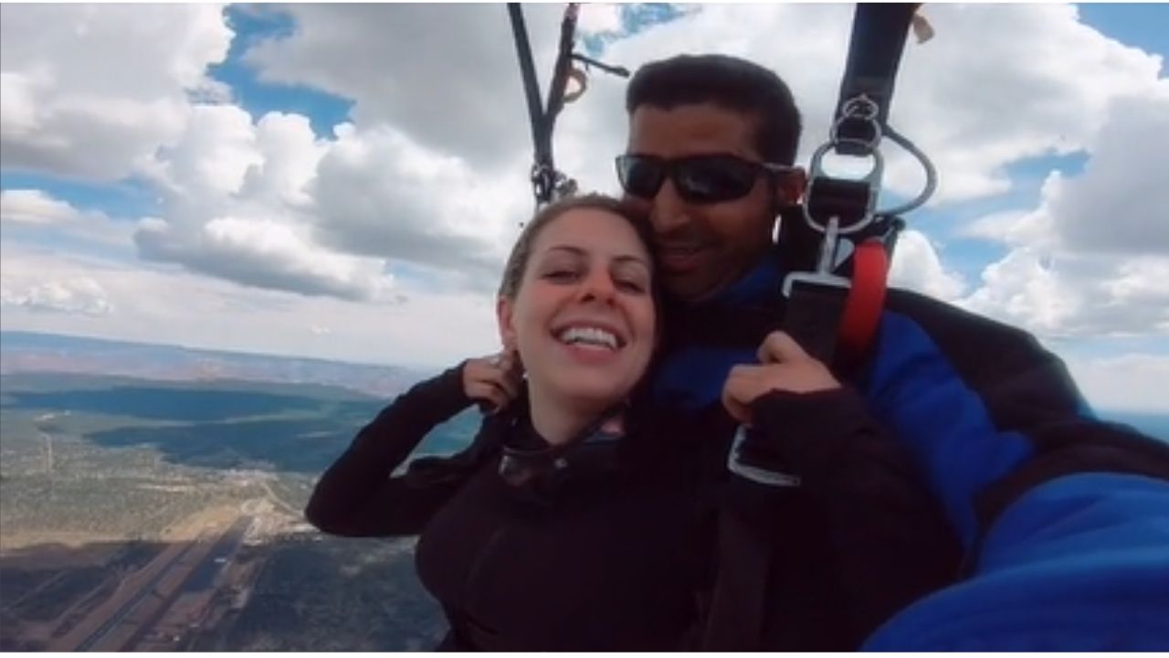 Em pleno ar: Paraquedista pede namorada em casamento em vídeo viral do Tiktok