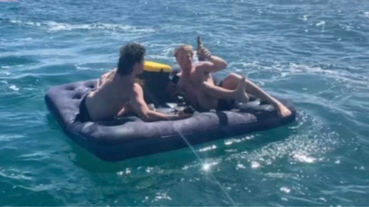 Dois amigos ficam 3 horas à deriva em mar australiano apenas com colchão inflável e cervejas