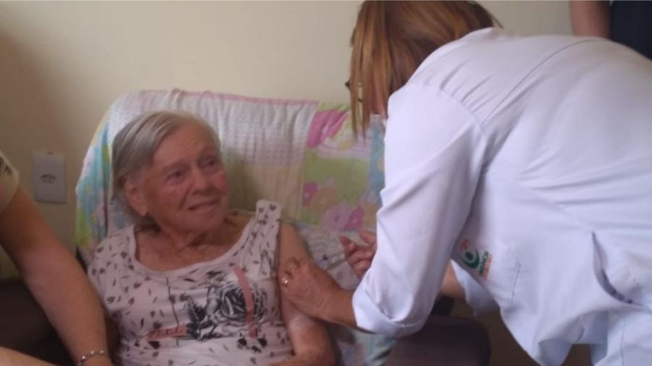 Coronavac: Mãe de Bolsonaro recebe segunda dose da vacina contra o coronavírus