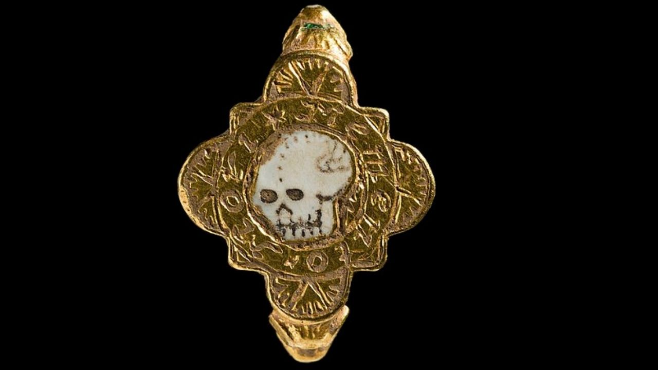 Lembrete da morte: anel medieval macabro é encontrado no País de Gales