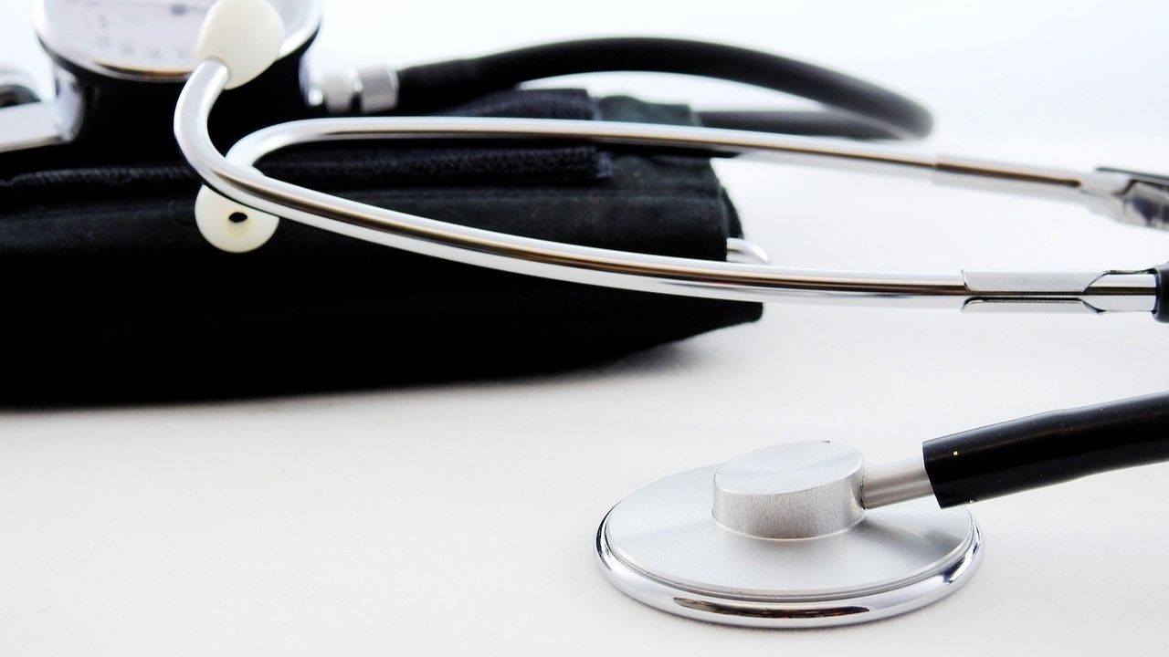 Médico da Marinha inicia tiroteio em centro empresarial nos EUA