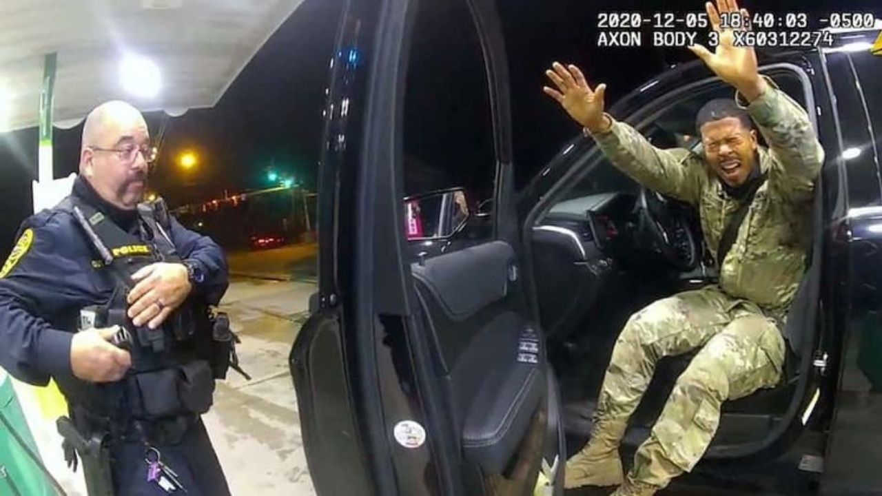 Nos EUA, policial que usou abordagem inadequada para prender militar negro é demitido