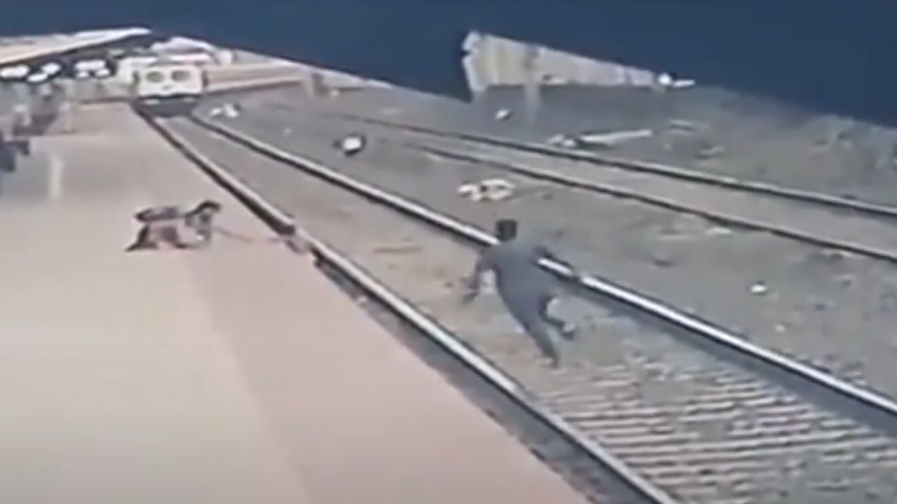 Herói indiano: Funcionário de estação na Índia salva criança que caiu nos trilhos