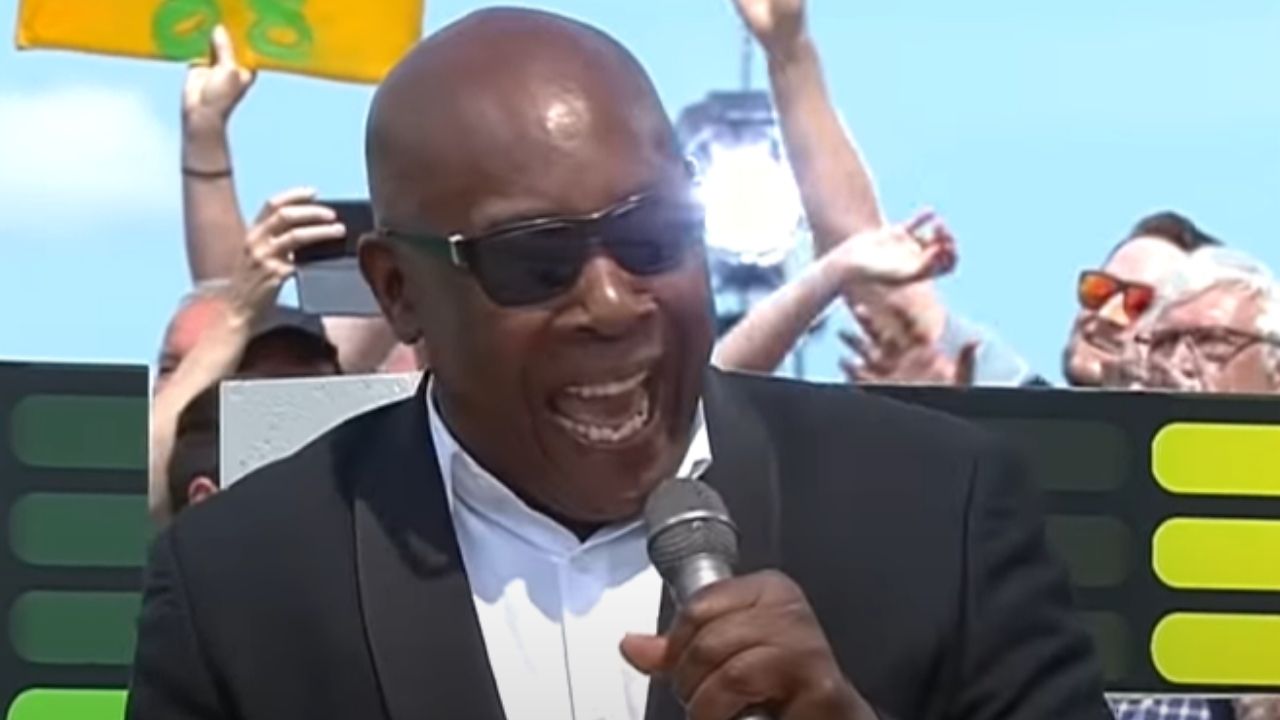 Cantor John Davis, um dos protagonistas da farsa do Milli Vallini, morre após pegar coronavírus