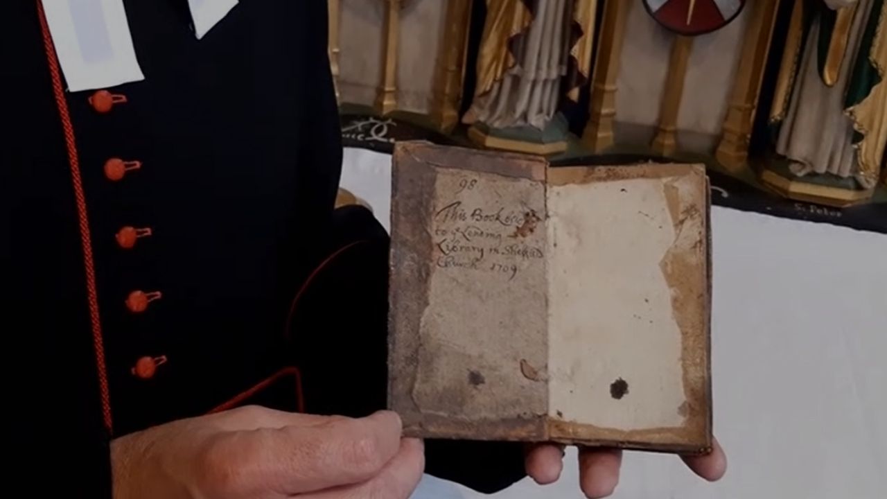 Após mais de 300 anos, livro é devolvido para biblioteca de catedral britânica