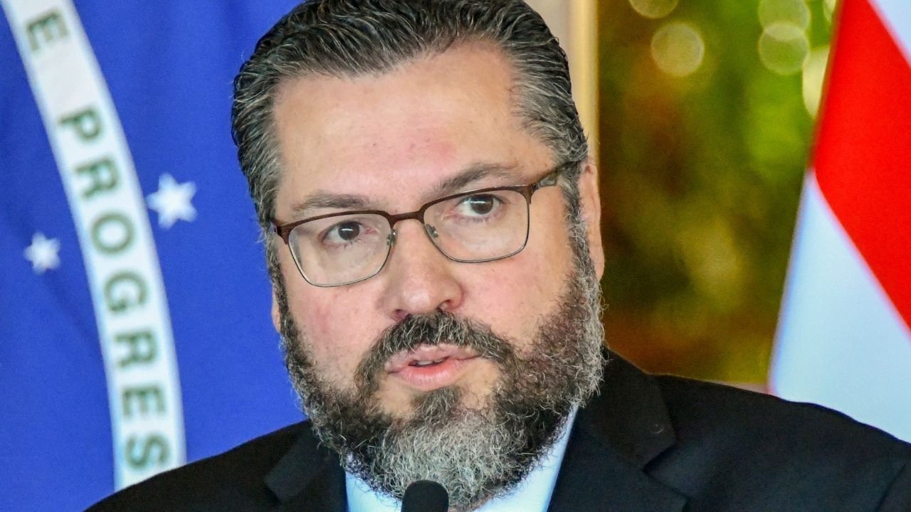 Ex-ministro das Relações Exteriores comenta fogo no Borba Gato: ‘Querem destruir pelo terror’