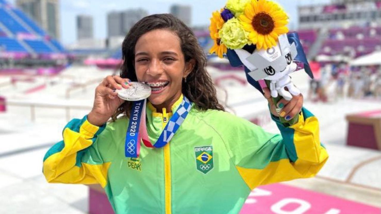 Rayssa Leal pede aos fãs, via Twitter, que não se aglomerem para recebê-la