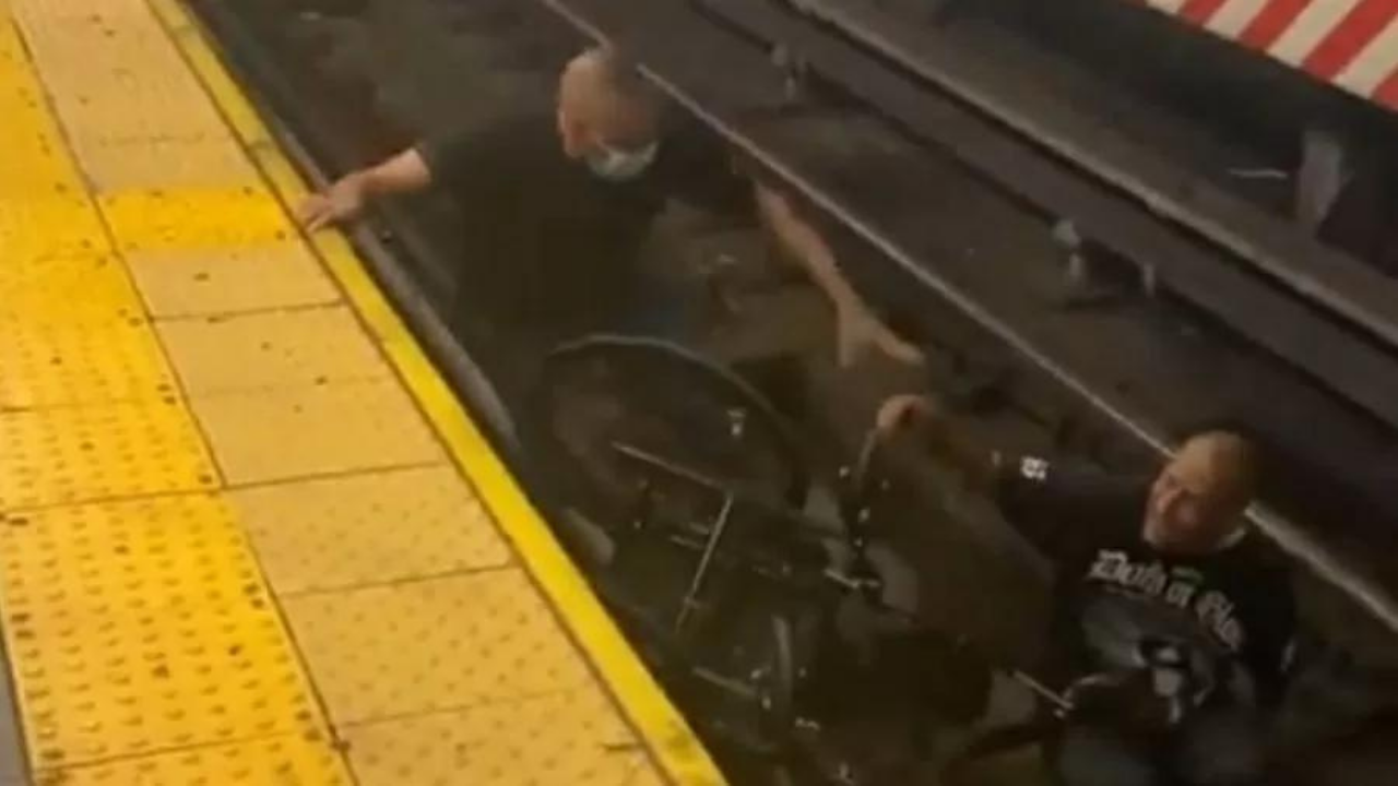 EUA: Homem pula nos trilhos do metrô e salva cadeirante