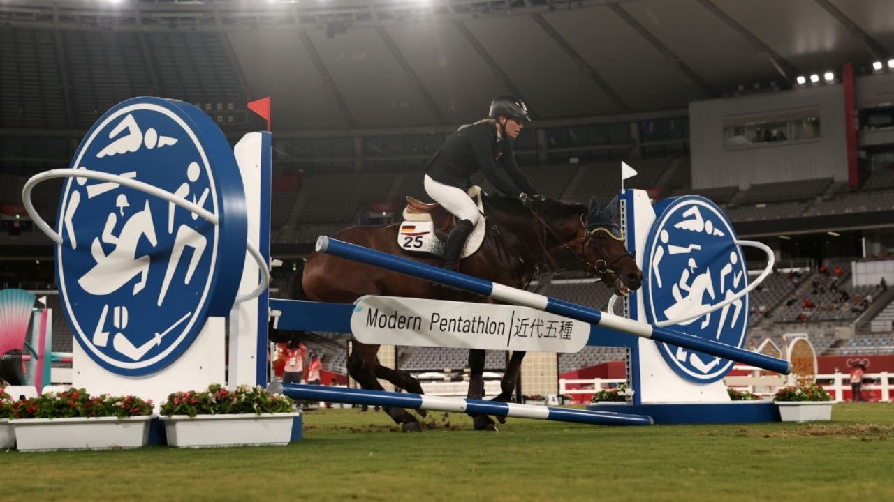 Treinadora que agrediu cavalo nas Olimpíadas é expulsa do evento