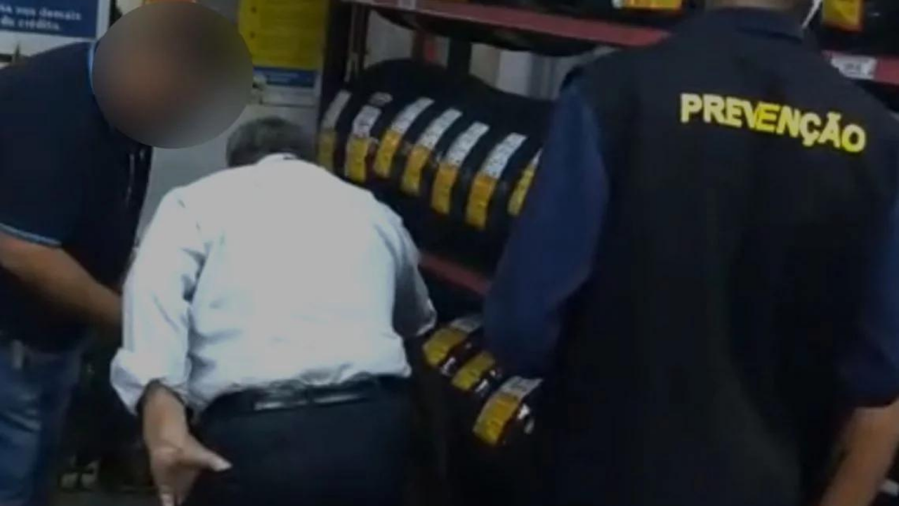 Homem negro é obrigado a tirar roupa após ser acusado injustamente de furto em supermercado