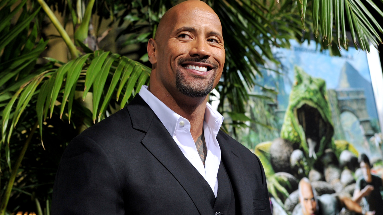 Após polêmica envolvendo atores de Hollywood, The Rock afirma tomar banho com frequência