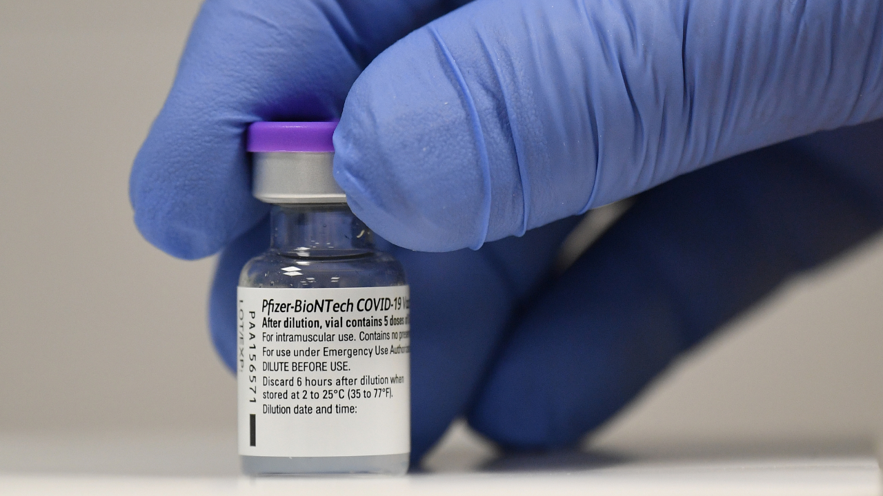 Israel aplica terceira dose da vacina anti-covid para quase metade dos idosos no país