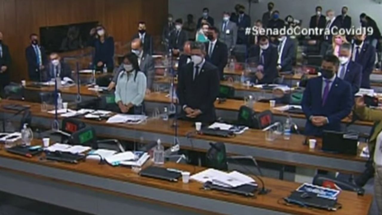 CPI da Covid faz minuto de silêncio em respeito à morte de Tarcísio Meira