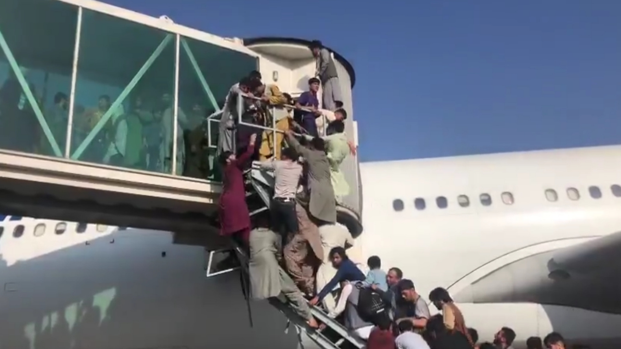 Tumulto em aeroporto deixa mortos no Afeganistão