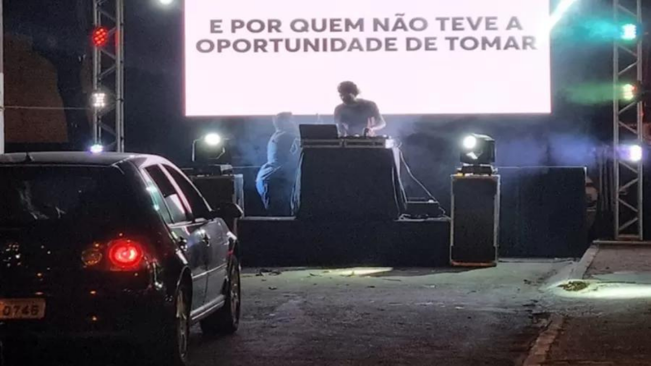 Cidades do interior de SP criam ambiente no estilo balada para atrair jovens durante a vacinação
