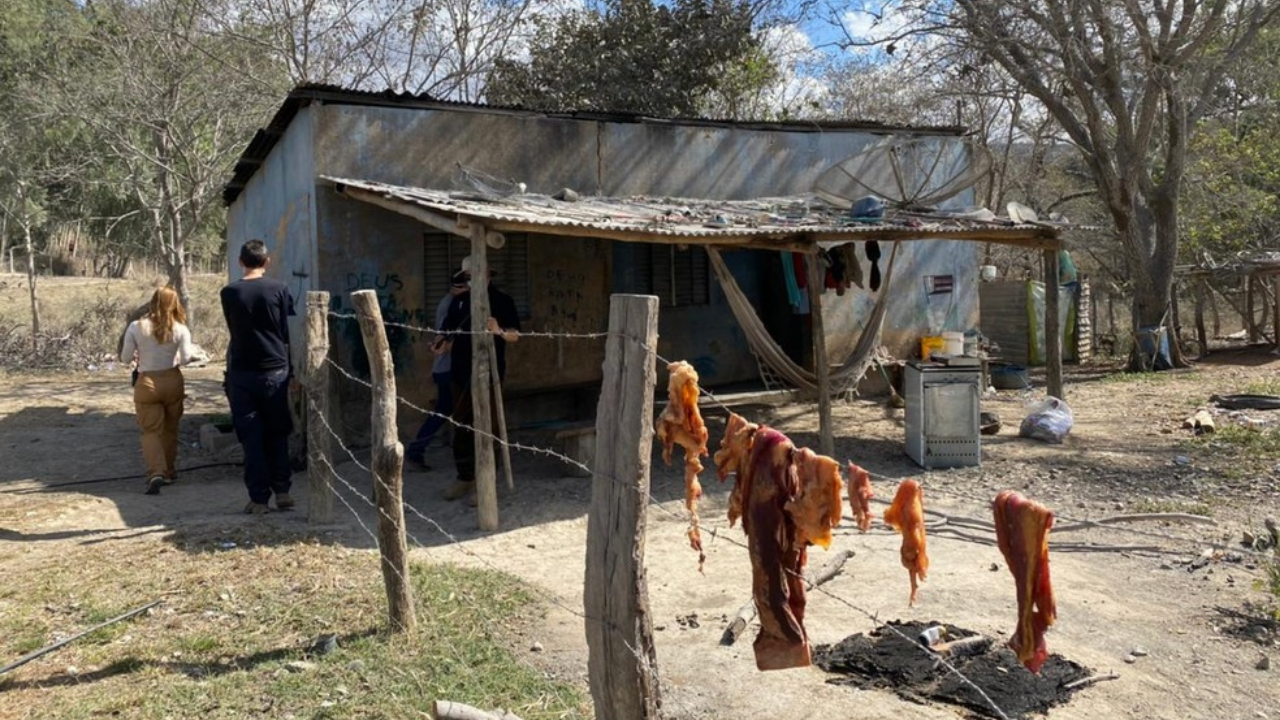 Trabalho escravo: homem é resgatado de fazenda na qual vivia com família em situação precária